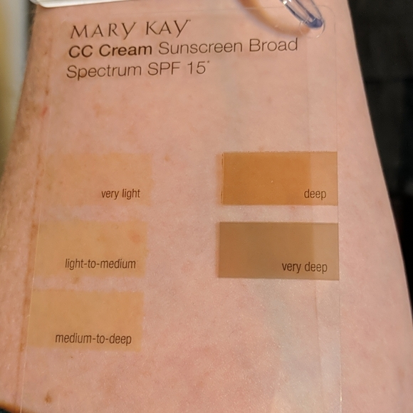 MK CC Cream light to medium shade - Picture 5 of 7